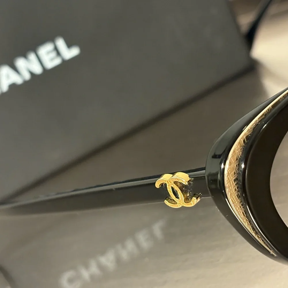 CHANEL Elegant Black and Gold eyewear - Picture 6 of 8